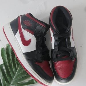 Nike Air Jordan 1 Mid White Black Red Sneaker 002261 size 5youth/6.5womens